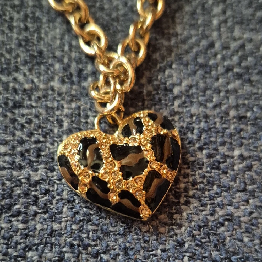 Guess Gold-Toned Necklace with Minimalist Animal PRINT Charm - Picture 6 of 7